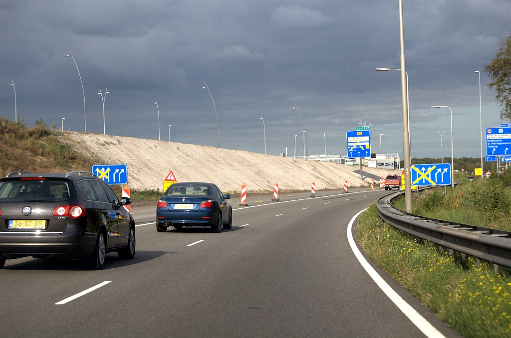 20090911-173605.bmp - Voormalige samenkomst van A2 en A67 in kp. de Hogt zuid. Gedeeltelijk afgedekte voorsoorteerborden wekken ten onrechte de indruk dat de enige richting hier rechtsaf is.