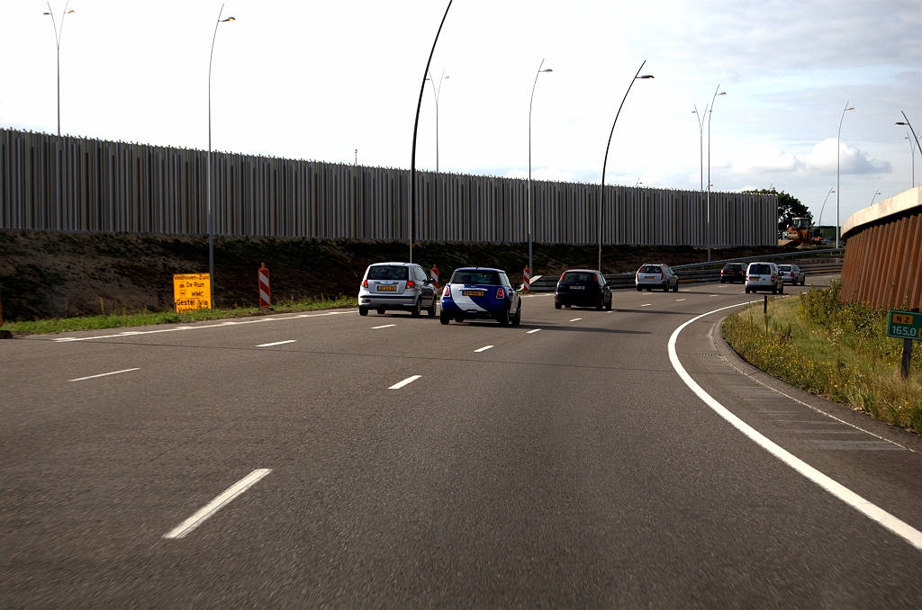 20090911-173904.bmp - Open te stellen verbindingsweg ligt in de diepte tussen hoofdrijbaan (achter het buizenscherm) en parallelrijbaan. Er staat al wat tijdelijke bewegwijzering.