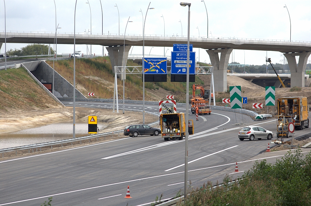 20090912-103554.bmp - Het voorste chevronbord moet nog verplaatst worden naar het divergentiepunt van nieuwe verbindingsweg en bypass, zodra de (deels tijdelijke) wegmarkering is voltooid.