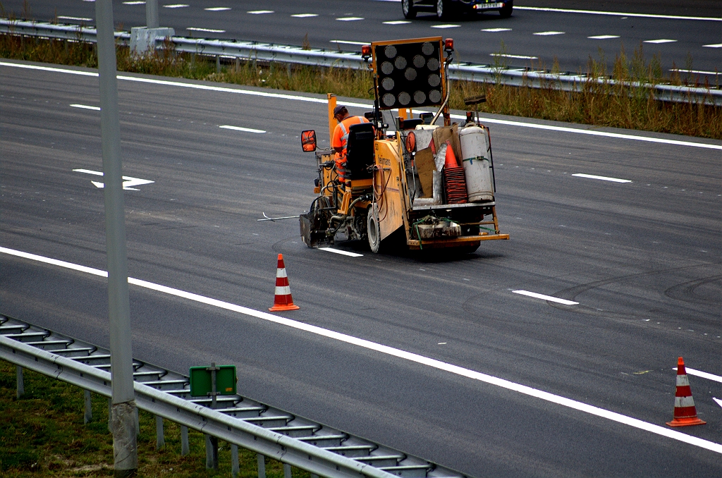 20090912-105505.bmp - Onderbroken markering aanbrengen lijkt volautomatisch te gaan met dit voertuig. Chauffeur moet wel geconcentreerd de aanstippingen op het wegdek blijven volgen. Daartoe is zo te zien een "wijzer" aangebracht aan de voorzijde.