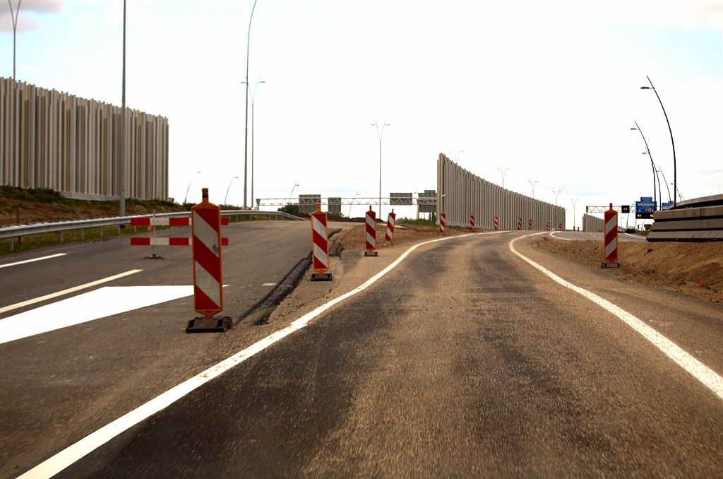 20090912-142952.bmp - Links de nog afgesloten toerit naar de toekomstige nieuwe hoofdrijbaan. Gezien het wegdek is de toerit naar de parallelrijbaan een tijdelijke.