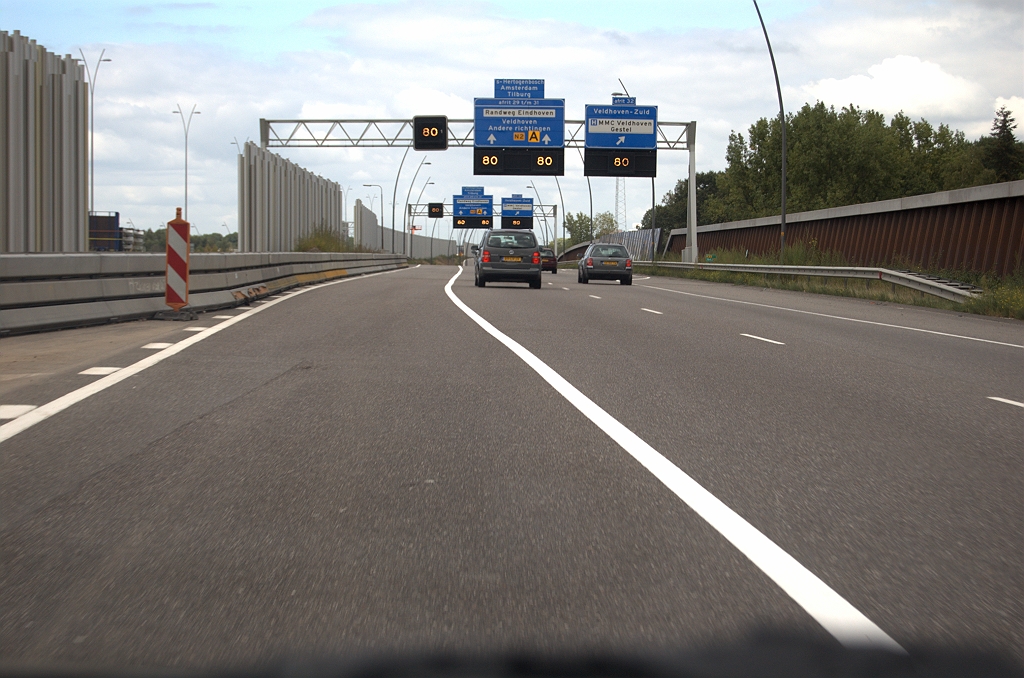 20090912-143008.bmp - En we zitten weer op de N2. De reden voor de versmalling rond KW 22 naar twee rijstroken is duidelijk: de toerit vanaf de nieuwe verbindingsweg gaat hier over in rijstrook 1.