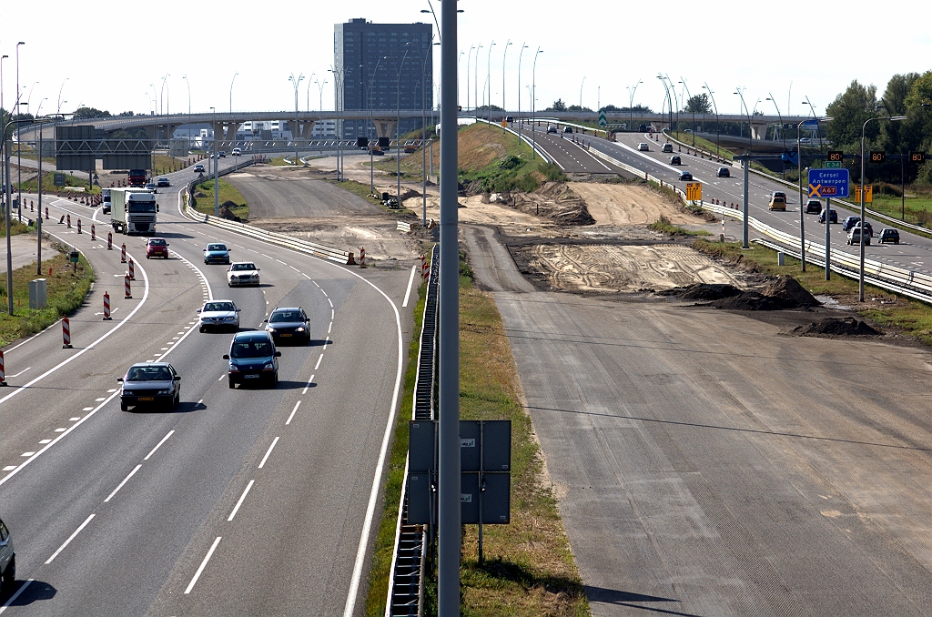 20090912-162117.bmp - Andere (oost-)zijde van het knooppunt de Hogt, waar eveneens enkele wijzigingen zijn doorgevoerd. Zo zien we dat de twee rijstroken die van de bypass afkwamen (links) versmald zijn tot één. Pijlen ook weggefreesd. Zodoende is het nog slechts een invoeger op de oude hoofdrijbaan geworden. De keerlus (en daarmee de bestemming high tech campus) is afgesloten.  week 200929 