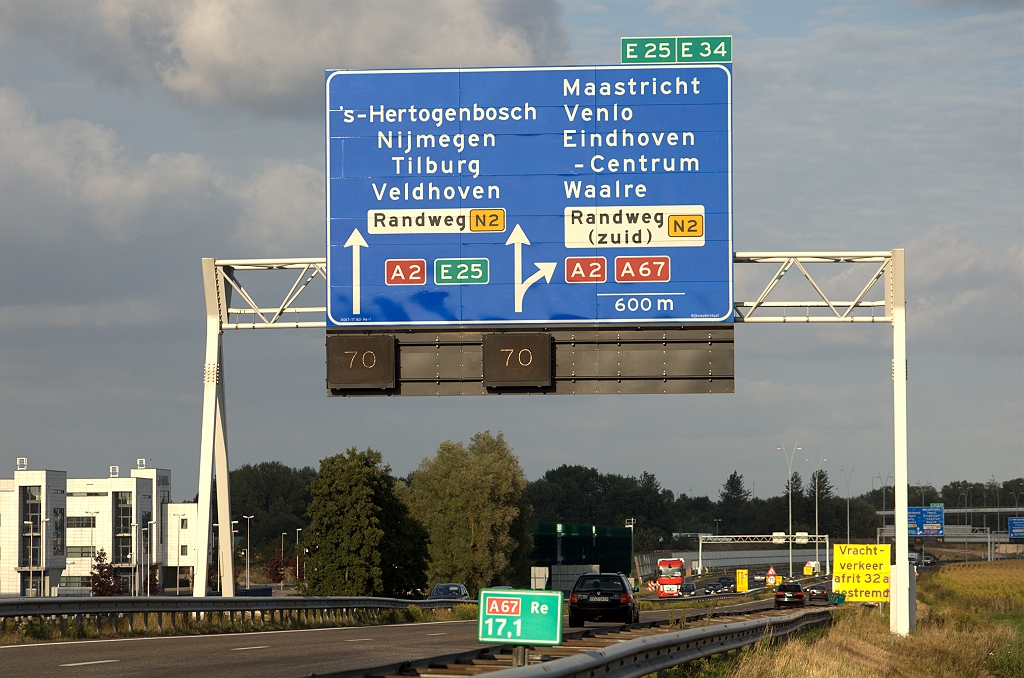 20090912-181245.bmp - Een kolossale windvanger op de A67. Door de plaatsing op een dijklichaam is het ook vanuit een wijde omgeving te zien.