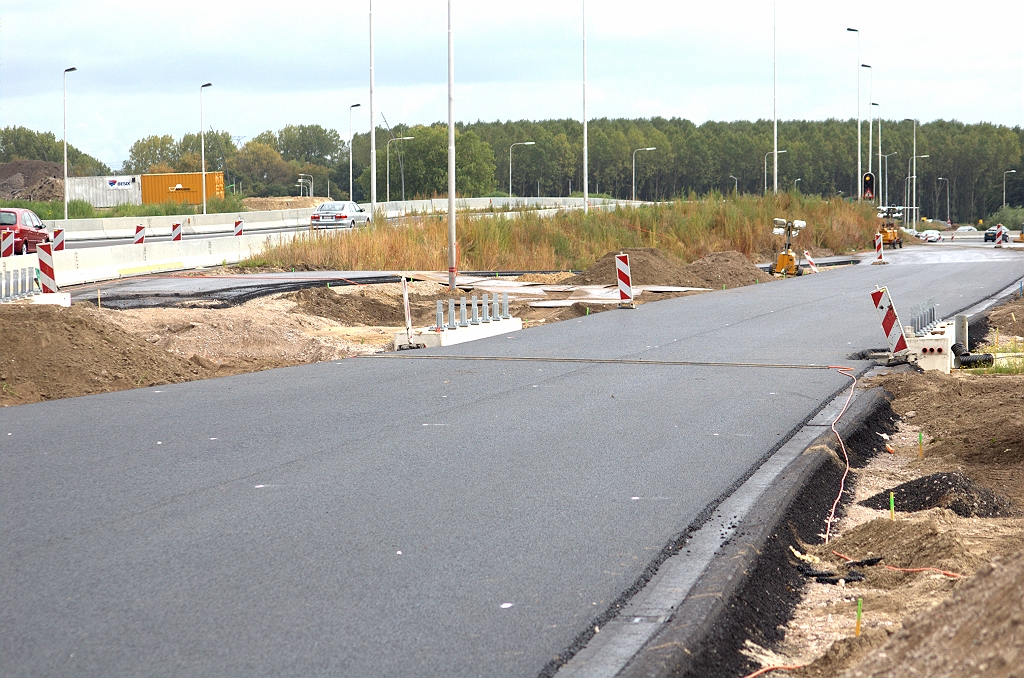 20090913-124703.bmp - Definitieve rijbaan met ZOAB over de zuidelijke van drie fietstunneloverkluizingen (KW 45).  week 200932 