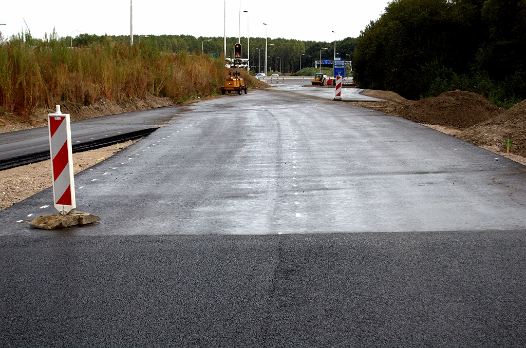 20090913-125225.bmp - Einde ZOAB. Als we de aangestipte markering mogen geloven gaat het vooralsnog enkelstrooks over de verbindingsweg, en voegt samen met het oversteekje tot twee rijstroken.