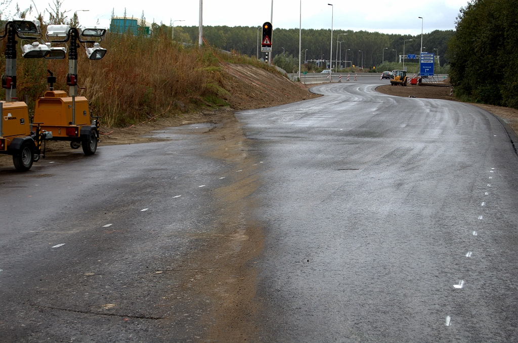 20090913-125442.bmp - Linksboven het strookje zand ligt asfalt voor de definitieve verbindingsweg  begraven onder de A58 fasering . Rechts ervan een nieuwe tijdelijke rijbaan...