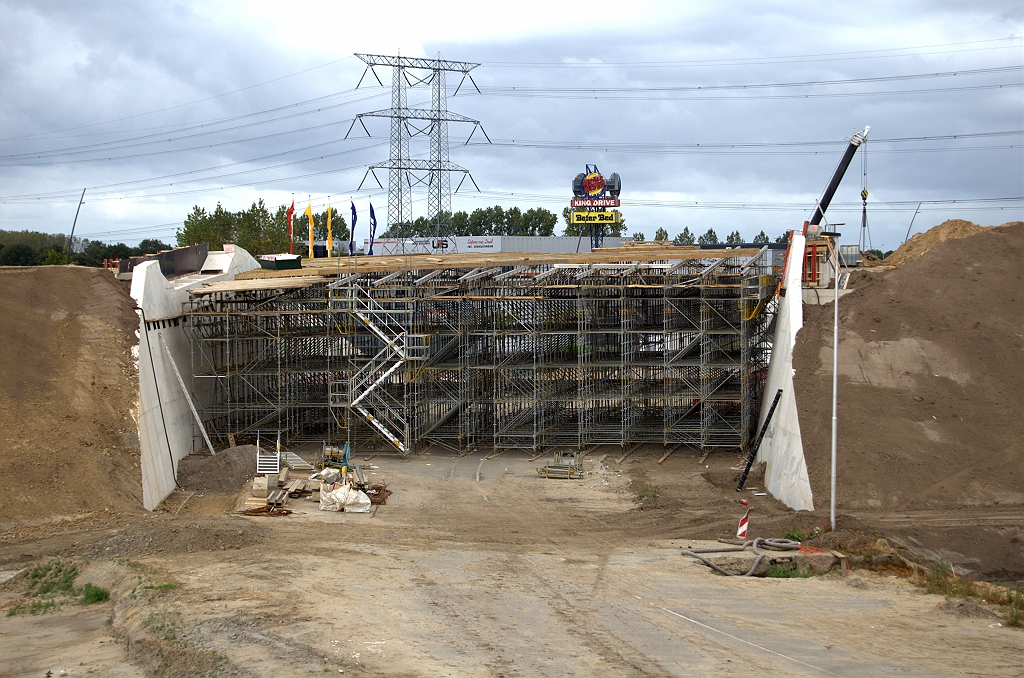 20090913-132259.bmp - Hekkesluiter in de voortgang is KW 44 (verbindingsweg Woensel-Tilburg over verbindingsweg Nijmegen-Woensel), maar er staat dan ook een kolossaal steigerwerk nu. Ter vergelijking: het eerste viaduct in KW 41 verkeerde in deze staat rond  week 200837 , en werd in gebruik genomen in  week 200913 . Als we deze 28 weken bouwtijd toepassen op KW 44, zou openstelling daarvan begin april 2010 kunnen plaatsvinden. Volgens  een persbericht  wordt het project "voorjaar 2010" opgeleverd.  week 200932 