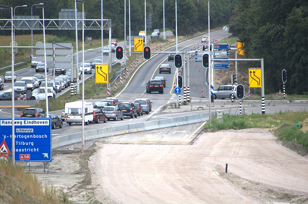 20090913-133435.bmp - Wel een blijvertje lijkt de verbreding van de verlengde Kennedylaan (rechts naast de gele markering) te zijn, waar de vier rijstroken samen komen van de verbindingswegen Nijmegen-Woensel en Tilburg-Woensel, waarvan we op de voorgrond de aarden banen zien liggen.  week 200913 