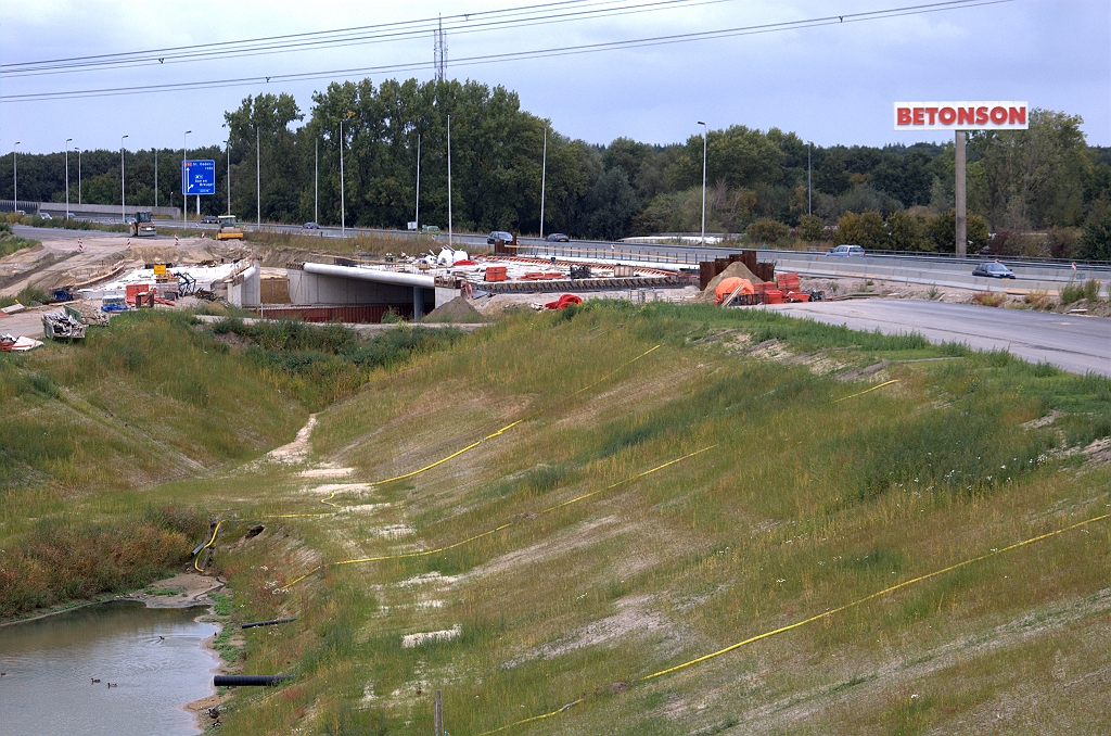 20090913-133825.bmp - KW 41 in noordelijke richting met de westelijke A50 rijbaan op een dijklichaam met flauwe taluds. De verbindingswegen hebben allemaal steilere taluds. Het lijkt er op dat men op deze manier de autosnelweg wil onderscheiden van de in autowegprofiel uitgevoerde verbindingswegen.  week 200915 