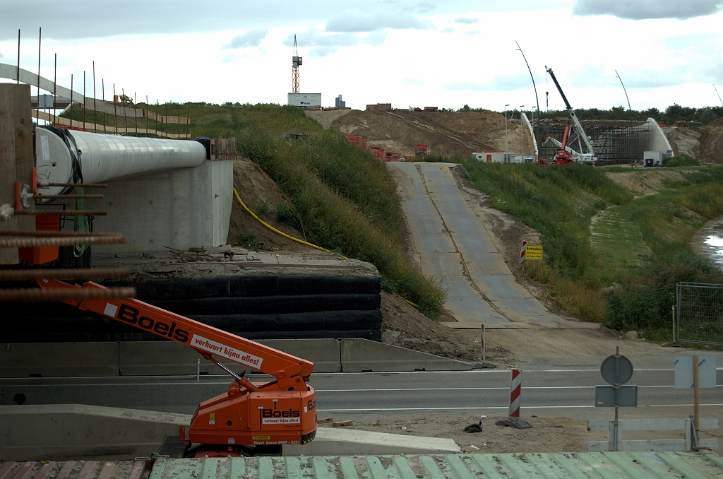 20090913-134859.bmp - Gekromde vorm enigzins herkenbaar in het viaduct in de parallelrijbaan die afbuigt van de A50 in zuidelijke richting.