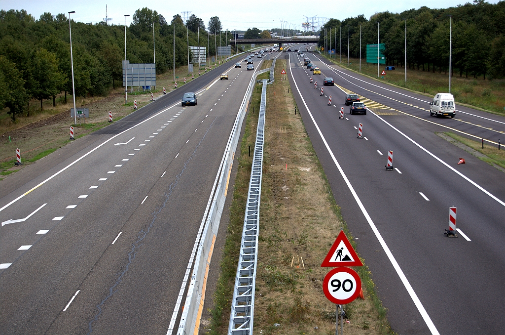 20090913-141219.bmp - Verplaatsing geleiderail in de middenberm van de A58 tussen fietsviaduct en viaduct Huizingalaan. Een verbreding van de zuidelijke rijbaan?  week 200932 