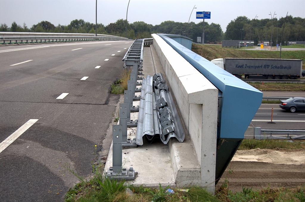 20090915-170713.bmp - Verlaten KW 27. We hebben niet het idee dat er iets gaat wijzigen aan de situatie op het viaduct, maar toch zijn er geleiderails verwijderd.