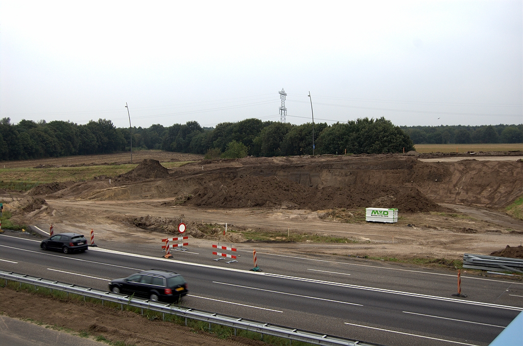 20090916-172057.bmp - Dag 3. Als eerste wordt het gedeelte van het keerlustalud verwijderd op de plek waar de parallelbaan moet worden doorgetrokken.