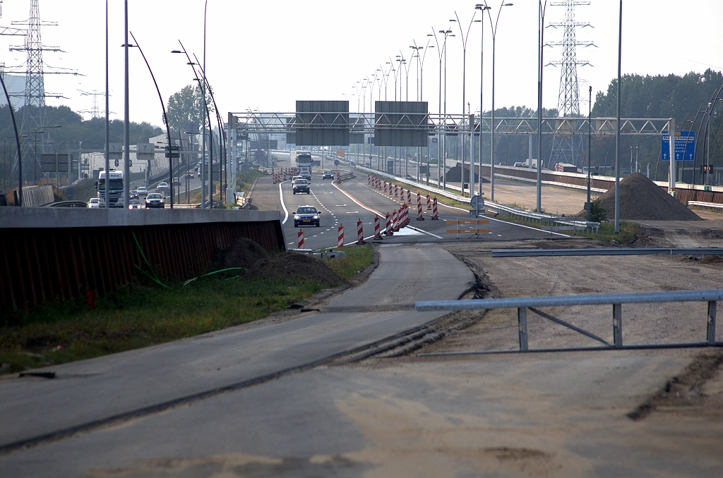 20090919-154954.bmp - Zover is het echter nog niet. Eerder in het vat zit de aansluiting van KW 33 op de nieuwe hoofdrijbaan in de richting Maastricht. Vluchtstrook asfalt lag er al een tijdje, maar na de omzetting van het A67 verkeer op de definitieve rijbaan onder KW 33 door kunnen daar de overige rijstroken aan toegevoegd worden.  week 200931 