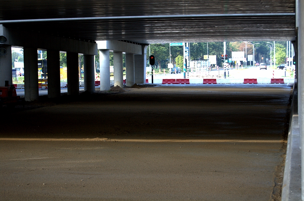 20090919-163241.bmp - In de richting Eindhoven is het dit weekend te doen. Het resultaat is symmetrisch met de andere rijbaan. Hier dus dubbele opstelstroken voor het N69 verkeer uit de richting Waalre naar de toerit in de richting Amsterdam. Nog nat Stabiflex is bedekt met een zandlaag voor initiele stroefheid.  week 200935 