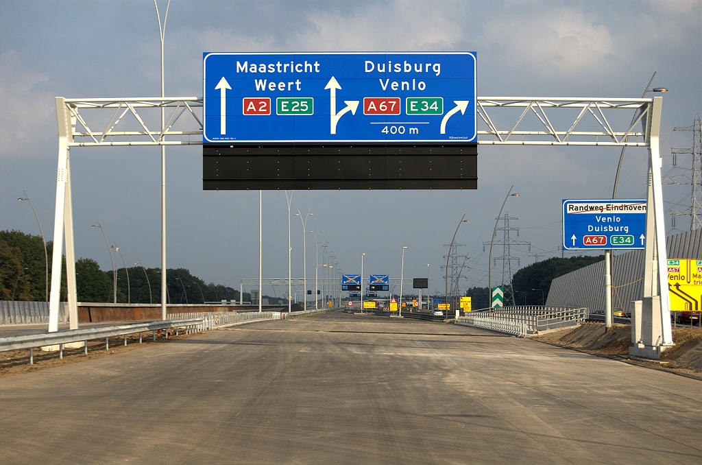 20090919-164826.bmp - Het nieuwe vooraankondigingsbord staat nogal kort voor het knooppunt Leenderheide. In de andere richting voor het knooppunt de Hogt  staan de lange pijlen op 700 en 400 meter . Een 700 meter bord was hier echter (nog) niet te bekennen.