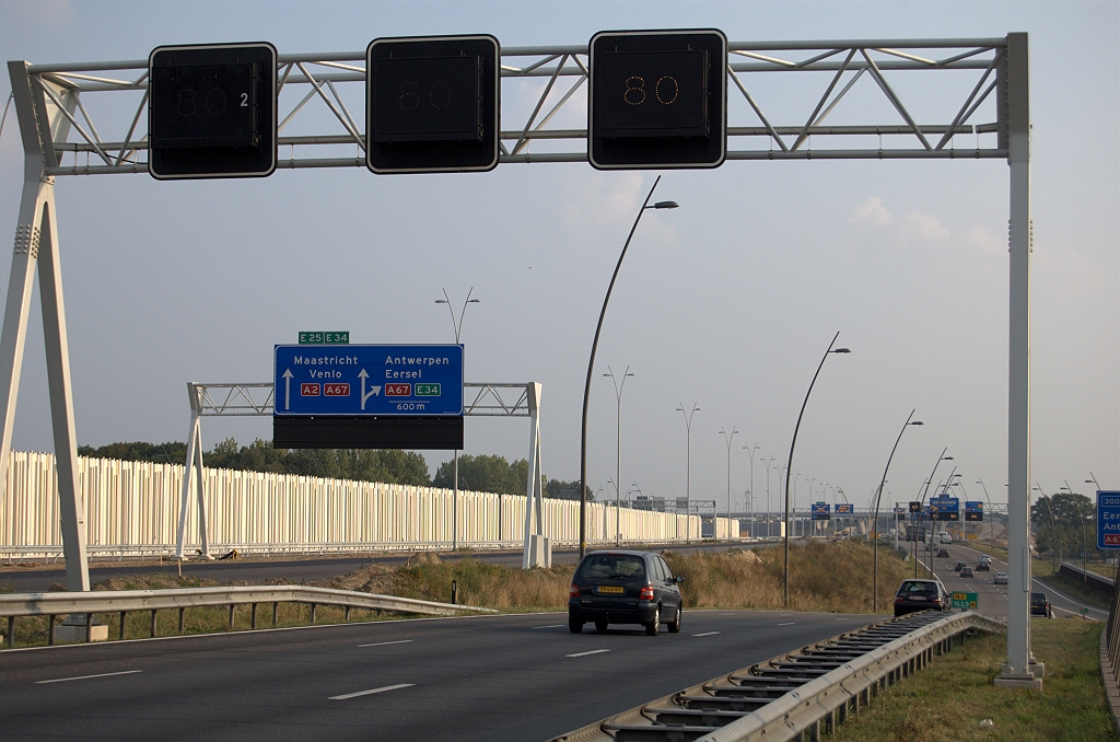 20090919-180236.bmp - Wegvak aansluiting Veldhoven-zuid-kp. de Hogt met een nieuw portaalbord op de hoofdrijbaan. In de verte de beslissingsborden bij het knooppunt. Twee portalen is wat weinig zodat er vast nog een portaal bij zal komen.