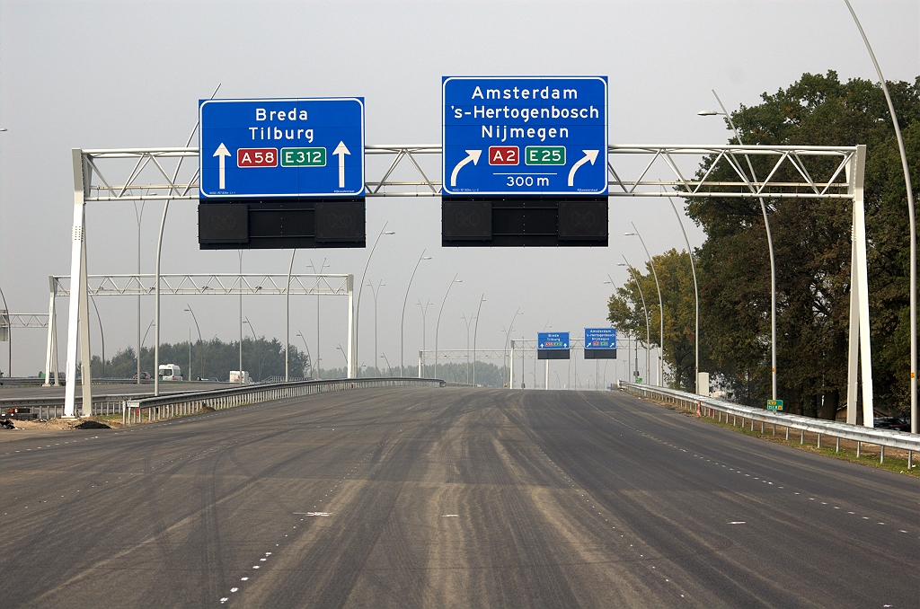 20090920-152359.bmp - Nieuwe vooraankondigingsborden, ook al geeft  de geoserviceskaart  aan dat de blokmarkering hier al begonnen is. 300 meter is ook wel erg kort dag op een 120 km/uur wegvak.  week 200935 