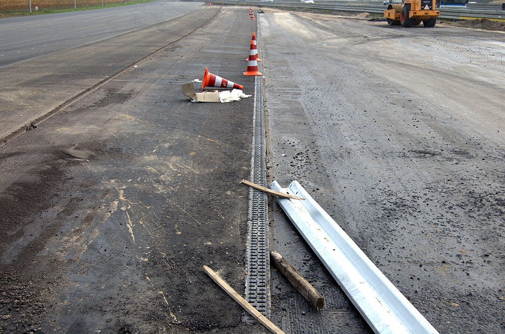 20090920-152907.bmp - Aan hoofdrijbaanzijde zijn de roaddrains nog zichtbaar te midden van asfaltlagen die nog niet op hoogte zijn...