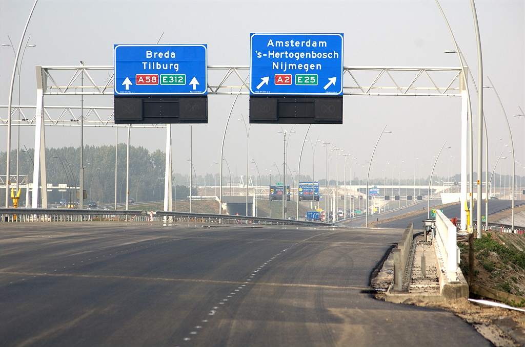 20090920-153432.bmp - DZOAB is aangebracht vanaf de in verkeer zijnde oostelijke parallelbaanrijbaan in de aansluiting Airport, het talud naar KW 8, en op KW 8 zelf. Aan de overkant van het viaduct treffen we beslissingswegwijzers aan die indentiek zijn aan de al eerder geplaatste  exemplaren bij KW 7 .  week 200937 