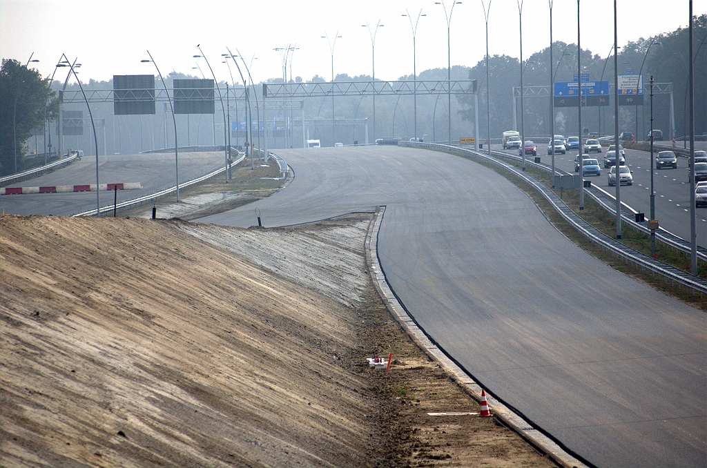 20090920-155214.bmp - DZOAB vlaktes naar en langs KW 7, tegen de rijrichting. Ook een portaalfundering te herkennen langs de verbindingsweg A2 hoofdrijbaan-Tilburg. Dat zal voor signalering zijn.  week 200937 