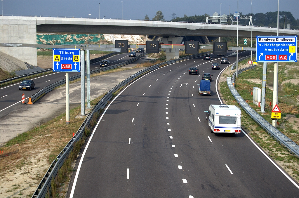 20090920-161651.bmp - Sinds 3 mei 2009 in (spook-)verkeer zijnde A2 hoofdrijbaan in de richting Maastricht, die per 28 september weer vacant wordt. Hij kan dan worden afgebouwd naar de definitieve situatie met twee rijstroken en vluchtstrook. Aan de ingefreesde lussen is al te zien waar die twee rijstroken gaan komen.