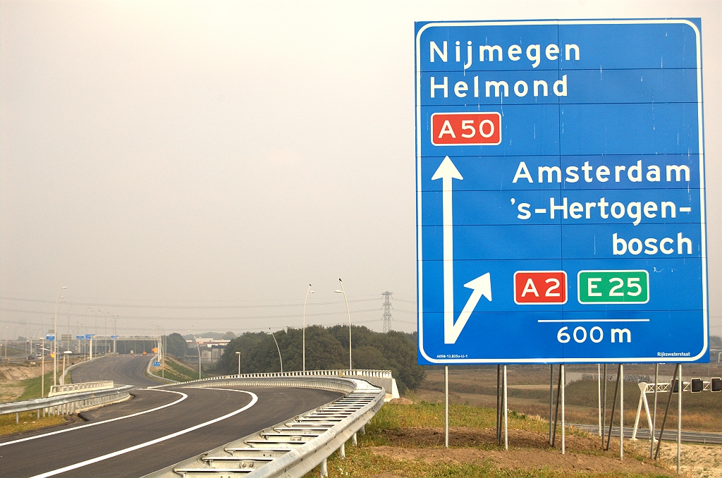 20090920-162222.bmp -  Al eerder gespot bord  voor de min-of-meer linkse invoeger op de A2, nu op de juiste plaats. De merkwaardige pijlvorm (voor een vooraankondigingsbord) blijft.