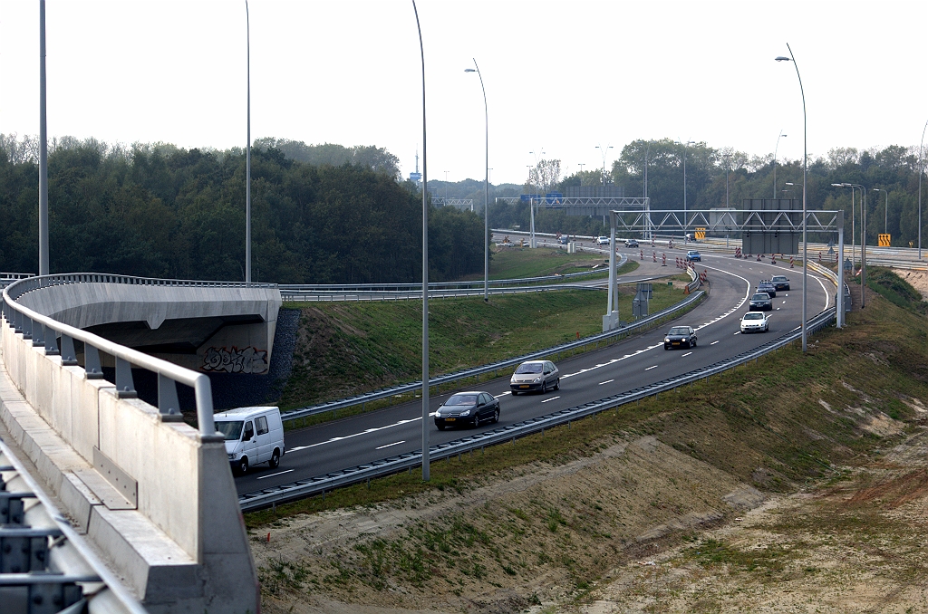 20090920-163227.bmp - ...en dat zal zo blijven als het wordt overgezet naar KW 4 A/B/C op 28 september. De rechtdoorrichting van de A58 vanuit Tilburg klapt dan tevens om naar de richting Maastricht, onder KW 4A door. Die is dan ook dubbelstrooks.