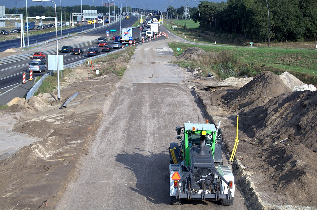 20090924-172008.bmp - Altijd weer indrukwekkend hoe men een hobbelig bouwterrein bewerkt tot een vlakke en gladde fundering. Het apparaat op de voorgrond zal daar ook de nodige technische hulpmiddelen (laser enzo?) voor aan boord hebben.