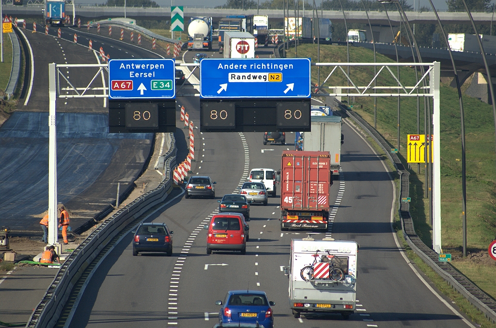 20090925-103024.bmp - Bescheidener nieuw portaaltje op de parallelrijbaan. Geschikt plaatsingsmoment ook sinds de versmalling naar twee rijstroken. Verwegdoelen niet meer bijgeruiterd.  week 200937 