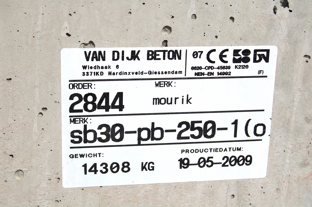 20090927-142527.bmp - Kennelijk is 14 ton per portaalfundering niet genoeg voor een stabiele ligging zonder heipalen. De vakterm is trouwens "poeren", zo lezen we op www.vandijkbeton.nl. Er staan wel foto's van de typen SB40-PB-BP-250-2, S40-PB-BP-250-1(O) en U6-PB-BP-250, maar geen nadere gegevens van het hier toegepaste type SB30-PB-250-1(O).