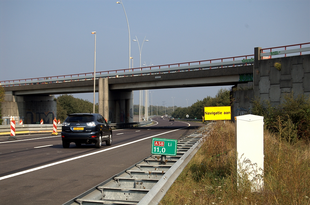 20090927-145238.bmp - Verder met twee rijstroken en 120 per uur naar het volgende wegenbouwproject. Links nog net zichtbaar de resten van de slinger vanaf de spookrijfasering over de andere rijbaan.  week 200919 