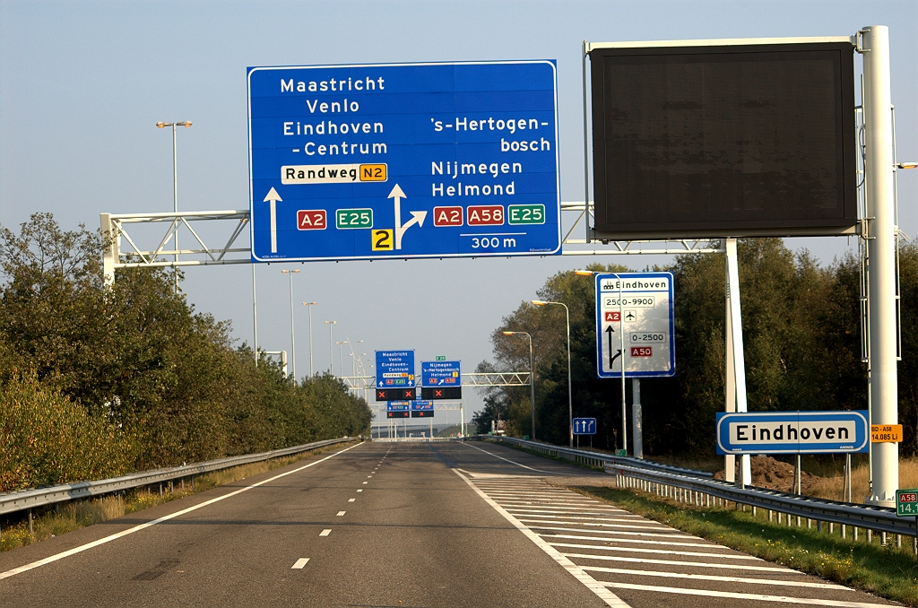 20090927-164723.bmp - En dit is er voor in de plaats gekomen. Welkom in Eindhoven met een portaalbord, mastbord, agglomeratiebord en GRIP binnen honderd meter van elkaar. Hopelijk blijft de focus van de weggebruiker gericht op de belangrijkste wijziging, het omklappen van de richtingen Maastricht en Nijmegen. Het A58 schildje doet wat vreemd aan voor een weg die doodloopt in het knooppunt. A50 was hier meer op zijn plaats geweest.