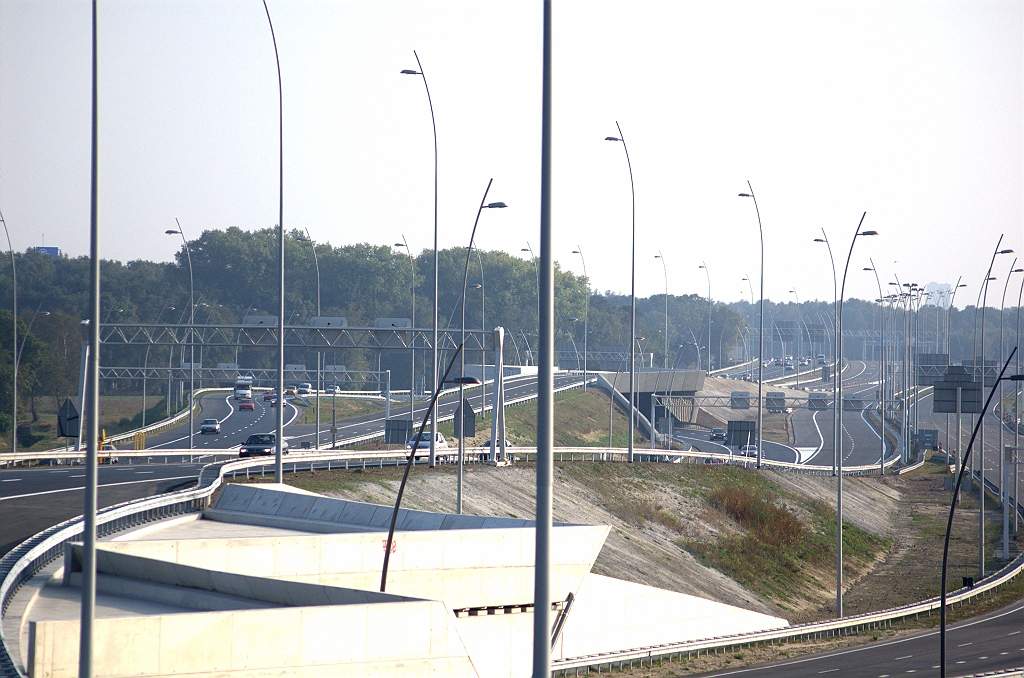 20090927-170456.bmp - Situatie rond KW 7 tegen de rijrichting. Enigzins verwarrend dat alle nieuwe rijbanen al gemarkeerd zijn, terwijl er twee vooralsnog buiten verkeer blijven.