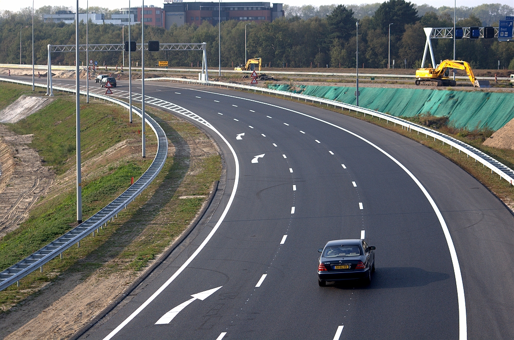 20090927-170528.bmp - Verdrijfpijlen in de bocht naar het bestaande A58 tracé in de richting Tilburg nog niet echt nodig, omdat het verkeer nog enkel over de rijstroken 2 en 3 komt aanrijden vanonder KW 7. In november wordt dat anders als het hoofd- en parallelrijbaanverkeer hier moet convergeren.  week 200938 