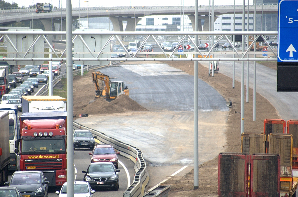 20091002-130859.bmp - Zuidelijke A2 hoofdrijbaan vanaf KW 22. Het lijkt erop dat die naadloos wordt aangesloten op de oude A67 rijbaan op de zuidas. Toch moet dat oude asfalt tot aan de aansluiting high tech campus vervangen worden.