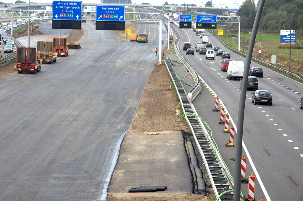 20091002-130933.bmp - Oversteekasfalt aangelegd tussen noordelijke hoofd- en parallelrijbanen. Het is te klein voor faserings- of GODO doeleinden, zodat we verwachten dat hier een CADO gaat komen met opklapbare geleiderail.