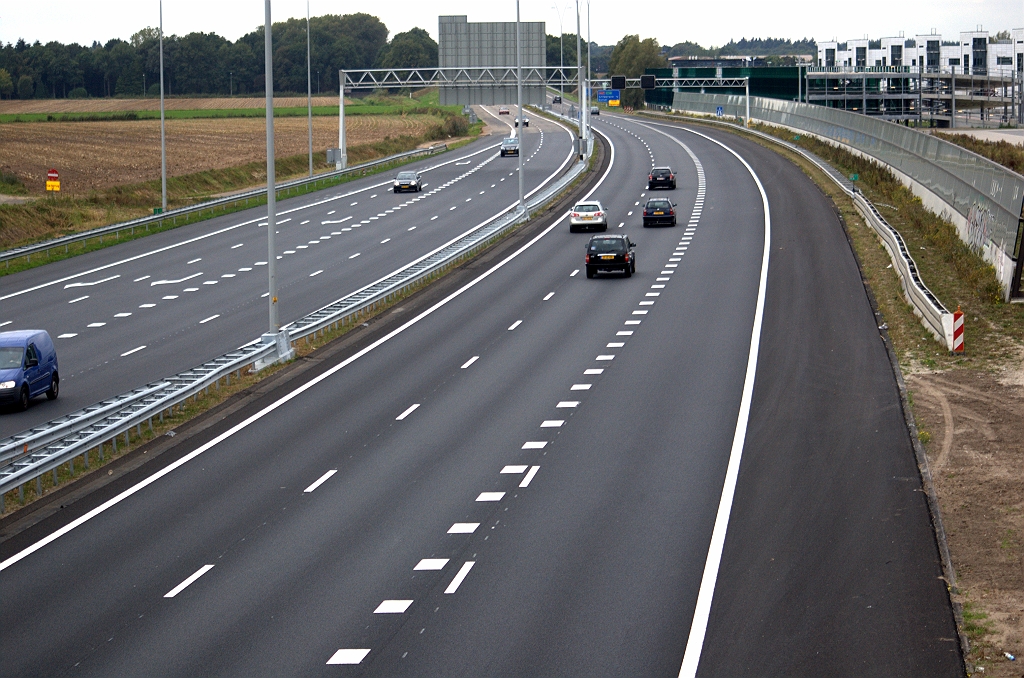 20091003-162545.bmp - Er lijkt niets veranderd te zijn op de A67 bij Veldhoven sinds de ingebruikname van het vierstrooksgedeelte op de zuidelijke rijbaan, drie weken geleden.  week 200937 