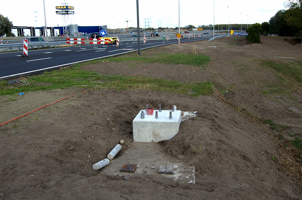 20091004-151729.bmp - Portaalfundering langs de toerit Ekkersrijt in de richting Nijmegen/verbindingsweg Tilburg-Woensel is een model waarop een kokerportaal wordt gemonteerd. Dat zou signalering suggereren, maar op dit beslispunt verwachten we eigenlijk ook bewegwijzering.  week 200939 