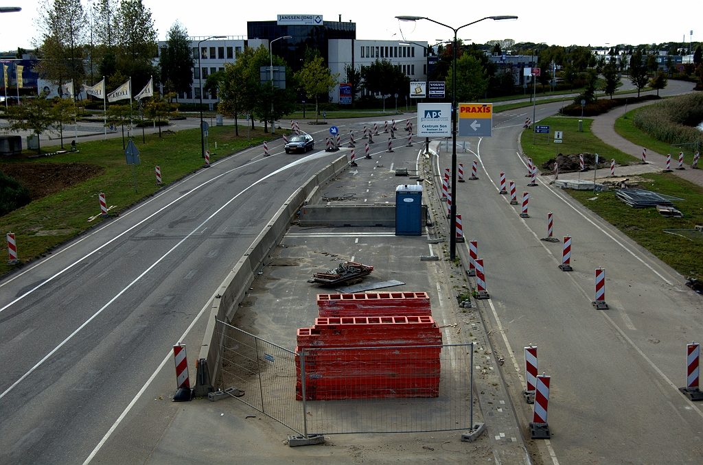 20091004-161857.bmp - De viaducten overspannen nog steeds de volledige breedte van de stamweg, inclusief de voormalige opstelvakken naar de A50.  week 200913 