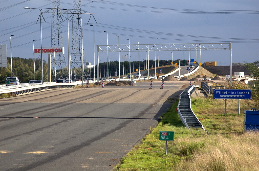 20091004-162628.bmp - Vacante A50 rijbaan over de brug over het Wilhelminakanaal. Het kunstwerk is breed genoeg voor drie rijstroken met vluchtstrook, maar in de eindsituatie worden dat twee doorgaande A50 rijstroken en een dubbele uitvoeger naar de parallelrijbaan, zonder vluchtstrook. Portaal geplaatst met forse overbreedte.