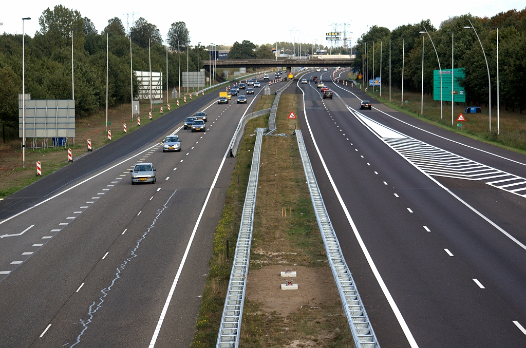 20091004-171749.bmp - Witte markering hersteld in het puntstuk in de invoegende verbindingsweg Amsterdam-Nijmegen vanuit het knooppunt Ekkersweijer op de A50/8. Het doorlopende weefvak tussen het knooppunt en de afrit Ekkersrijt lijkt definitief.  week 200939 