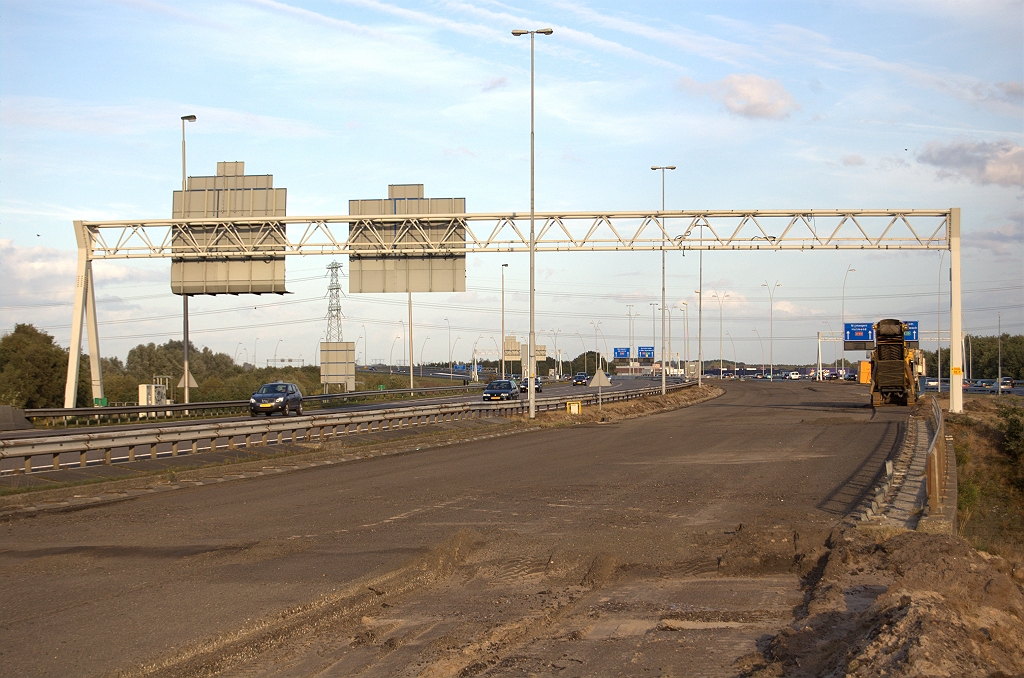 20091004-180416.bmp - Afschraapwerk op KW A (oude viaduct in kp. Batadorp) in de sinds een week verlaten verbindingsweg Tilburg-Nijmegen.