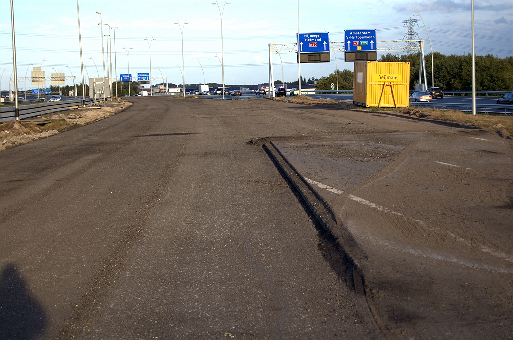 20091004-181116.bmp - Ook de rijbaan tussen KW A en KW 3 (spoorviaduct) in verregaande staat van verwijdering, maar het een half jaar geleden aangebracht asfalt dat voert over het dijklichaam richting KW 4C blijft liggen. Het lijkt er dus op dat die faseringsrijbaan al op de goede plek is gelegd voor de nieuwe directe verbindingsboog in de A2 in kp. Batadorp, en dat hij nog enkel verbreed moet worden met een vluchtstrook.