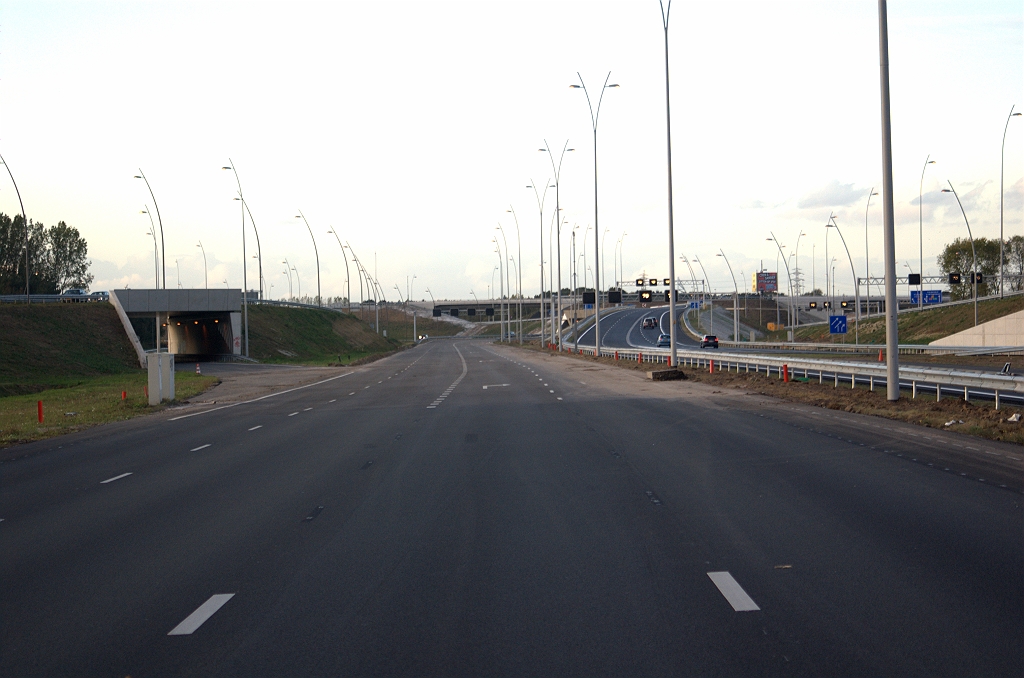 20091004-183854.bmp - Terug naar de A2 hoofdrijbaan in kp. Batadorp. Overgang van het al in DZOAB uitgevoerde gedeelte over KW 8 (Oirschotsedijk) naar de om te bouwen vorige fasering.