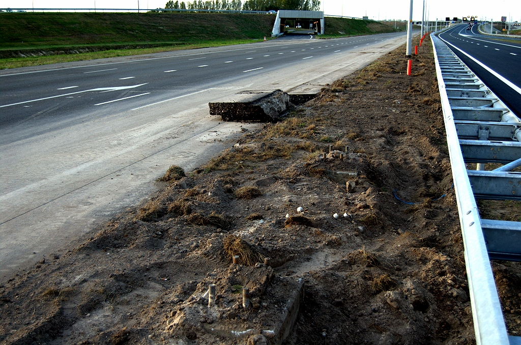 20091004-184354.bmp - Ongeveer bij A2 km 154 (oude kilometrering) een oude portaalfundering.