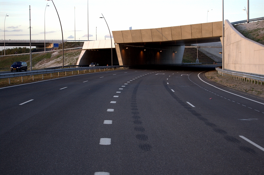 20091004-185243.bmp - A2 fasering onder KW 5, een week na uit-gebruikname. Zaaglijn op het wegdek getekend, voor de versmalling tot 2 rijstroken en vluchtstrook in tegengestelde rijrichting.