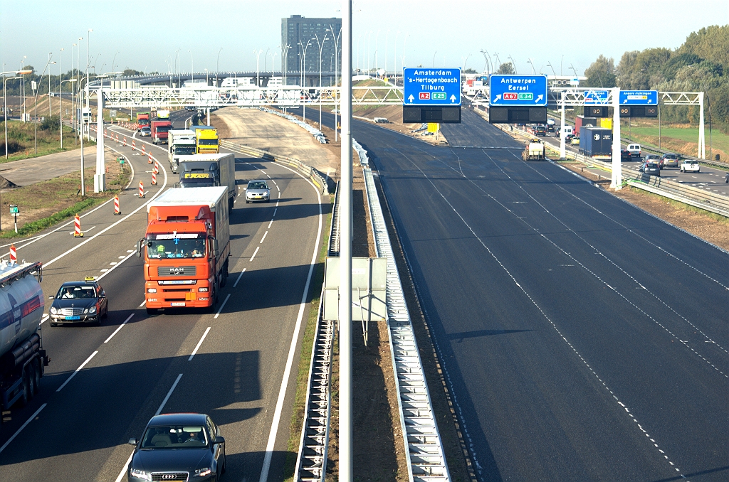 20091009-103232.bmp - Situatie kp. de Hogt oost. We weten inmiddels ook wat de plannen zijn voor het vernieuwen van de oude rijbaan links. Tijdens een weekend wordt het verkeer verplaatst naar de dan gerede parallelrijbaan (links naast de portaalstaander), zodat er gewerkt kan worden aan de hoofdrijbaan. De parallelrijbaan is hier maar twee rijstroken breed, wat acceptabel is voor weekendverkeer.  week 200940 