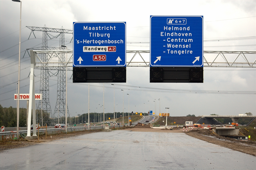 20091011-152742.bmp - Het zijn nieuwe portaalborden. Het gaat dan echt gebeuren: we krijgen zowel een Randweg N2 als een Randweg A2. De A2 is hier overigens nog z'n 5 km verwijderd. Volgens de maquette gaat de Randweg A2 ook vermeld worden op de  borden vanuit de richting 's Hertogenbosch .  week 200940 